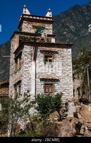 Case in Suopo un villaggio tibetano in Danba County, nella provincia di Sichuan, in Cina. Foto Stock