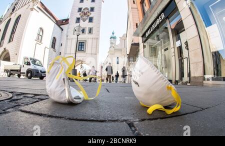 Monaco, Baviera, Germania. 1st Apr, 2020. Le maschere protettive 3M scartate sono ora una vista comune, come queste a Marienplatz di Monaco. Le autorità tedesche sostengono che Trump ha personalmente confiscato una spedizione di maschere a Bangkok che sono state allocate da 3M per la Germania. Credit: Sacelle Babbar/ZUMA Wire/Alamy Live News Foto Stock