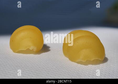 Zoom su due cravatte di pasta isolato sullo sfondo, Foto Stock