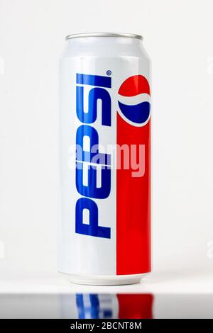 Una grande lattina bianca da 500 ml di Pepsi Cola anni '90, oggetto prodotto in edizione limitata anni '90, scatto da studio. Vecchio logo Pepsi, bevanda gassata stile anni '90 Foto Stock