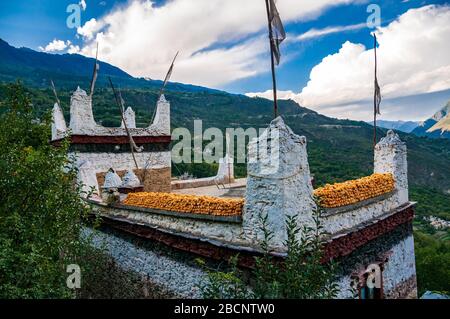 Jiaju Zangzhai uno dei villaggi più belli della Cina, la contea di Dalba, la provincia di Sichuan. Foto Stock