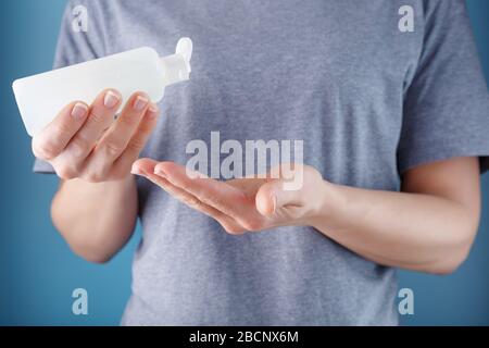 Primo piano di una ragazza che tiene nelle mani un gel disinfettante. Trattamento antisettico delle mani da batteri Sanitizer. Foto Stock