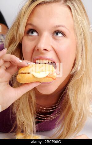 Donna bionda adattiva con baguette. Foto Stock