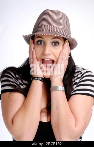 Donna bruna adattiva con cappello in T-shirt a righe bianca e nera. Foto Stock