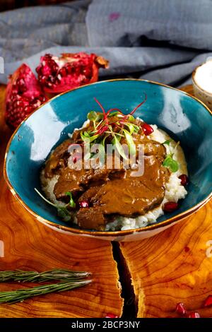 Guance di manzo stufate in salsa con purè di patate, cucina spagnola, bistecca, barbecue Foto Stock