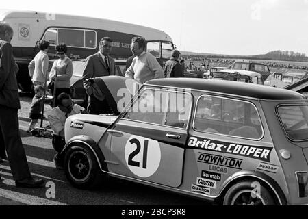 Gordon Spice's 1969 British Touring Car Mini Cooper S a Thruxton nel 1969 Foto Stock