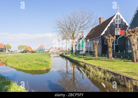 Olandesi tradizionali case di legno presso il villaggio di Zaanse Schans, Zaandam/Zaandijk, Paesi Bassi Foto Stock