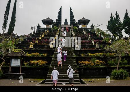 Pellegrini balinesi al Tempio di pura Besakih, Bali, Indonesia Foto Stock