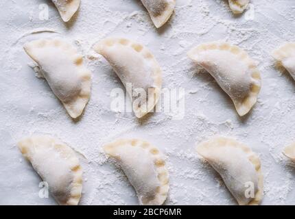 Gnocchi crudi fatti in casa con carne macinata su carta Foto Stock