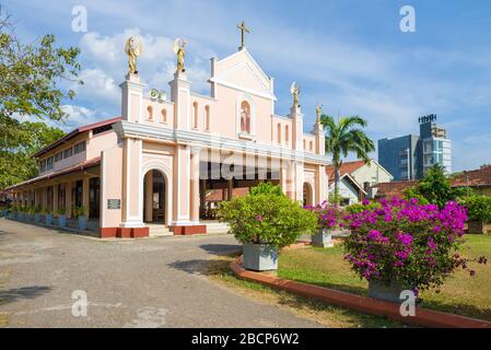 NEGOMBO, SRI LANKA - 03 FEBBRAIO 2020: Vista della chiesa di San Filippo Neri in una giornata di sole Foto Stock