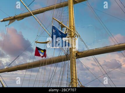 Alberi di legno di una vecchia nave Clipper contro un bel cielo Foto Stock