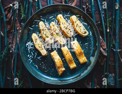 Involtini di frittata fatti in casa con gorgonzola e parmigiano in un piatto di sana colazione Foto Stock