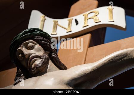 Heiligenstadt, Germania. 05th Apr, 2020. Una figura di Gesù con la scritta 'INRI' è attaccata ad una croce alla chiesa di San Aegidien. Per contrastare la diffusione del coronavirus, la processione, per la quale ogni anno migliaia di persone vengono a Eichsfeld, è stata annullata. La processione commemora la Passione di Gesù Cristo prima della sua crocifissione. È una delle più grandi processioni della Domenica delle Palme in Germania. La Domenica delle Palme apre la settimana Santa. Credito: Swen Pförtner/dpa-Zentralbild/dpa/Alamy Live News Foto Stock