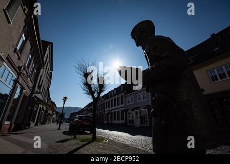 Heiligenstadt, Germania. 05th Apr, 2020. Una figura in bronzo 'Puppeteer' si erge sulla Wilhelmstraße, sulla tradizionale via della Processione della Passione di Domenica delle Palme. Per contrastare la diffusione del virus corona, la processione, per la quale ogni anno migliaia di persone vengono a Eichsfeld, è stata annullata. La processione commemora la Passione di Gesù Cristo prima della sua crocifissione. È una delle più grandi processioni della Domenica delle Palme in Germania. La Domenica delle Palme apre la settimana Santa. Credito: Swen Pförtner/dpa-Zentralbild/dpa/Alamy Live News Foto Stock