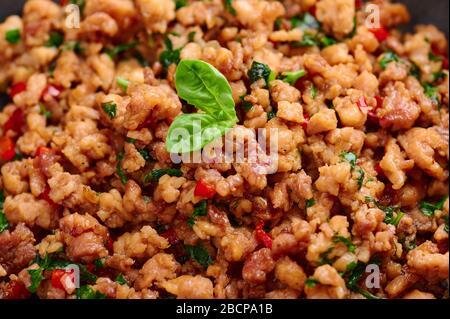 Pad Krapow Gai - primo piano pollo al basilico tailandese. Il pad Krapow è un piatto di cucina tailandese con carne di pollo o maiale tritata, basilico, soia e ostriche. Foo tailandese Foto Stock
