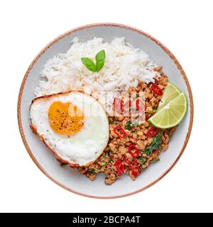 Pad Krapow Gai - pollo al basilico tailandese con riso e uova fritte isolato su sfondo bianco. Pad Krapow è un piatto di cucina tailandese con pollo tritato o maiale Foto Stock