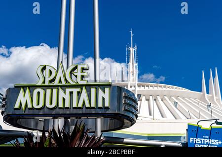 Corsa in Space Mountain a Tomorrowland al Disney World Resort, Orlanddo, Florida, USA Foto Stock