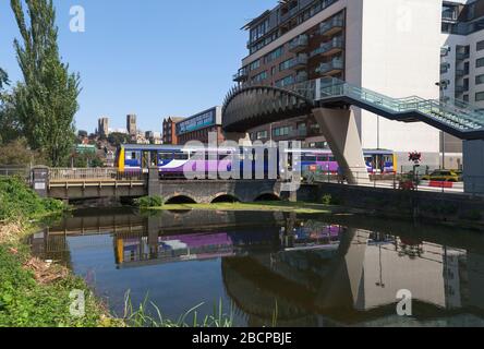 Treno nordico di classe 142 pacer 142092 partenza da Lincoln riflesso nel fiume con la cattedrale di Lincoln sullo sfondo. Foto Stock