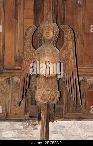 Angelo di legno sul tetto della Chiesa di Santa Maria, Cilcain, Flintshire Galles - un edificio classificato di grado i Foto Stock
