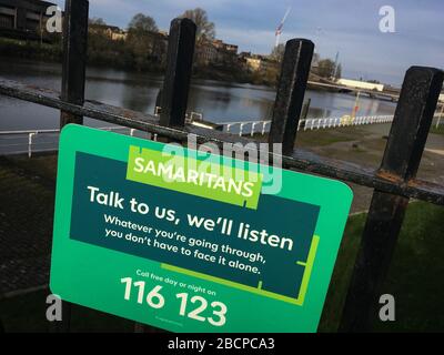 Glasgow, Scozia, Regno Unito. 5th Apr, 2020. Cartello per i Samaritani accanto al fiume Clyde. Strade vuote nel centro della città, che illustra che le linee guida di allontanamento sociale e 'stare a casa' avvisi sono stati rispettati nel momento di Coronavirus COVID-19 pandemic Crisis. Foto di credito: jeremy sutton-hibbert/Alamy Live News Foto Stock