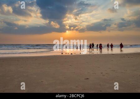 Pescatori che vanno a pescare dalle rive del Mamallapuram aka Mahabalipuram in Tamil Nadu, India Foto Stock