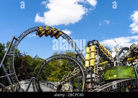 Il parco a tema Smiler at Alton Towers, Regno Unito. Le auto gialle volano in pista che ha 14 inversioni record del mondo. 3 minuti con sollevamento verticale Foto Stock