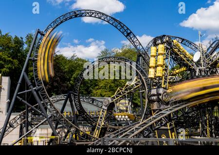 Il parco a tema Smiler at Alton Towers, Regno Unito. Le auto gialle volano in pista che ha 14 inversioni record del mondo. 3 minuti con sollevamento verticale Foto Stock