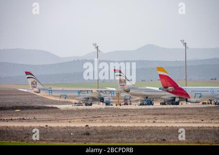 Aeromobili che detengono aeroporti per aerei che possono essere oggetto di gemiti durante la recessione dell'economia dell'aviazione a causa dell'epidemia di coronovirus. PLATA Teruel International Airport, Polígono de Tiro, Spagna, Europa, è il più grande centro internazionale innovativo dell'industria aeronautica/aerospaziale con parcheggio, manutenzione e riciclaggio di grandi aeromobili in Europa; Ha anche una scuola di volo, prove di volo e prove, aviazione generale, aviazione esecutiva, test motori, lavoro aereo, servizio di elicottero medico, droni, prototipi, progetti R e D e formazione aeronautica. Foto Stock