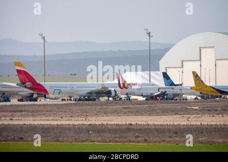 Aeromobili che detengono aeroporti per aerei che possono essere oggetto di gemiti durante la recessione dell'economia dell'aviazione a causa dell'epidemia di coronovirus. PLATA Teruel International Airport, Polígono de Tiro, Spagna, Europa, è il più grande centro internazionale innovativo dell'industria aeronautica/aerospaziale con parcheggio, manutenzione e riciclaggio di grandi aeromobili in Europa; Ha anche una scuola di volo, prove di volo e prove, aviazione generale, aviazione esecutiva, test motori, lavoro aereo, servizio di elicottero medico, droni, prototipi, progetti R e D e formazione aeronautica. Foto Stock