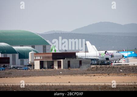 Aeromobili che detengono aeroporti per aerei che possono essere oggetto di gemiti durante la recessione dell'economia dell'aviazione a causa dell'epidemia di coronovirus. PLATA Teruel International Airport, Polígono de Tiro, Spagna, Europa, è il più grande centro internazionale innovativo dell'industria aeronautica/aerospaziale con parcheggio, manutenzione e riciclaggio di grandi aeromobili in Europa; Ha anche una scuola di volo, prove di volo e prove, aviazione generale, aviazione esecutiva, test motori, lavoro aereo, servizio di elicottero medico, droni, prototipi, progetti R e D e formazione aeronautica. Foto Stock