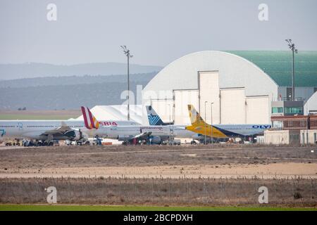 Aeromobili che detengono aeroporti per aerei che possono essere oggetto di gemiti durante la recessione dell'economia dell'aviazione a causa dell'epidemia di coronovirus. PLATA Teruel International Airport, Polígono de Tiro, Spagna, Europa, è il più grande centro internazionale innovativo dell'industria aeronautica/aerospaziale con parcheggio, manutenzione e riciclaggio di grandi aeromobili in Europa; Ha anche una scuola di volo, prove di volo e prove, aviazione generale, aviazione esecutiva, test motori, lavoro aereo, servizio di elicottero medico, droni, prototipi, progetti R e D e formazione aeronautica. Foto Stock