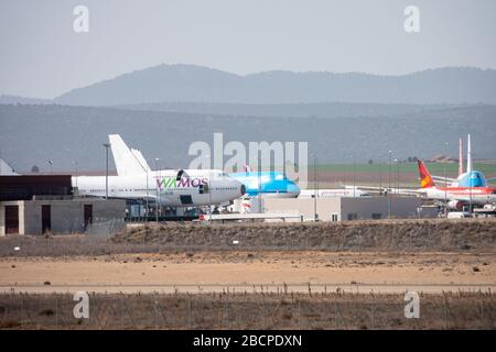 Aeromobili che detengono aeroporti per aerei che possono essere oggetto di gemiti durante la recessione dell'economia dell'aviazione a causa dell'epidemia di coronovirus. PLATA Teruel International Airport, Polígono de Tiro, Spagna, Europa, è il più grande centro internazionale innovativo dell'industria aeronautica/aerospaziale con parcheggio, manutenzione e riciclaggio di grandi aeromobili in Europa; Ha anche una scuola di volo, prove di volo e prove, aviazione generale, aviazione esecutiva, test motori, lavoro aereo, servizio di elicottero medico, droni, prototipi, progetti R e D e formazione aeronautica. Foto Stock