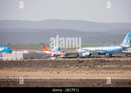 Aeromobili che detengono aeroporti per aerei che possono essere oggetto di gemiti durante la recessione dell'economia dell'aviazione a causa dell'epidemia di coronovirus. PLATA Teruel International Airport, Polígono de Tiro, Spagna, Europa, è il più grande centro internazionale innovativo dell'industria aeronautica/aerospaziale con parcheggio, manutenzione e riciclaggio di grandi aeromobili in Europa; Ha anche una scuola di volo, prove di volo e prove, aviazione generale, aviazione esecutiva, test motori, lavoro aereo, servizio di elicottero medico, droni, prototipi, progetti R e D e formazione aeronautica. Foto Stock