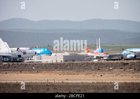 Aeromobili che detengono aeroporti per aerei che possono essere oggetto di gemiti durante la recessione dell'economia dell'aviazione a causa dell'epidemia di coronovirus. PLATA Teruel International Airport, Polígono de Tiro, Spagna, Europa, è il più grande centro internazionale innovativo dell'industria aeronautica/aerospaziale con parcheggio, manutenzione e riciclaggio di grandi aeromobili in Europa; Ha anche una scuola di volo, prove di volo e prove, aviazione generale, aviazione esecutiva, test motori, lavoro aereo, servizio di elicottero medico, droni, prototipi, progetti R e D e formazione aeronautica. Foto Stock