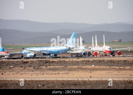 Aeromobili che detengono aeroporti per aerei che possono essere oggetto di gemiti durante la recessione dell'economia dell'aviazione a causa dell'epidemia di coronovirus. PLATA Teruel International Airport, Polígono de Tiro, Spagna, Europa, è il più grande centro internazionale innovativo dell'industria aeronautica/aerospaziale con parcheggio, manutenzione e riciclaggio di grandi aeromobili in Europa; Ha anche una scuola di volo, prove di volo e prove, aviazione generale, aviazione esecutiva, test motori, lavoro aereo, servizio di elicottero medico, droni, prototipi, progetti R e D e formazione aeronautica. Foto Stock