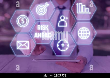 Segno di testo che mostra il rischio in anticipo. Business photo mostrando una probabilità o di minaccia di danno, lesioni, responsabilità, perdita Foto Stock