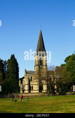 5th Aprile 2020, Southborough Common, Kent, UK: La gente fuori che prende l'esercitazione e che gode una splendida giornata di primavera per la Domenica delle Palme su Southborough Common. Sullo sfondo c'è la chiesa di San Pietro. Il governo ha imposto misure di quarantena/blocco per ridurre la diffusione del coronavirus durante la pandemia mondiale. Le persone sono ancora autorizzate ad esercitare una volta al giorno, purché mantengano almeno una distanza di 2m tra di loro Foto Stock