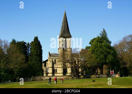 5th Aprile 2020, Southborough Common, Kent, UK: La gente fuori che prende l'esercitazione e che gode una splendida giornata di primavera per la Domenica delle Palme su Southborough Common. Sullo sfondo c'è la chiesa di San Pietro. Il governo ha imposto misure di quarantena/blocco per ridurre la diffusione del coronavirus durante la pandemia mondiale. Le persone sono ancora autorizzate ad esercitare una volta al giorno, purché mantengano almeno una distanza di 2m tra di loro Foto Stock