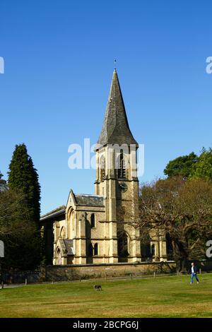 5th Aprile 2020, Southborough Common, Kent, UK: La gente fuori che prende l'esercitazione e che gode una splendida giornata di primavera per la Domenica delle Palme su Southborough Common. Sullo sfondo c'è la chiesa di San Pietro. Il governo ha imposto misure di quarantena/blocco per ridurre la diffusione del coronavirus durante la pandemia mondiale. Le persone sono ancora autorizzate ad esercitare una volta al giorno, purché mantengano almeno una distanza di 2m tra di loro Foto Stock