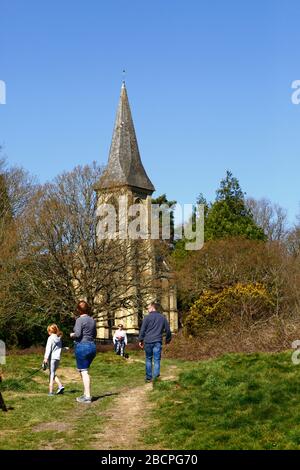 5th Aprile 2020, Southborough Common, Kent, UK: La gente fuori che prende l'esercitazione e che gode una splendida giornata di primavera per la Domenica delle Palme su Southborough Common. Sullo sfondo c'è la chiesa di San Pietro. Il governo ha imposto misure di quarantena/blocco per ridurre la diffusione del coronavirus durante la pandemia mondiale. Le persone sono ancora autorizzate ad esercitare una volta al giorno, purché mantengano almeno una distanza di 2m tra di loro Foto Stock