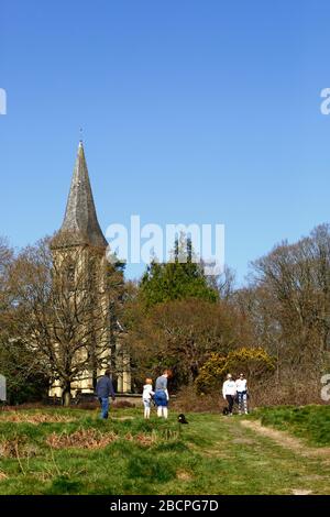 5th Aprile 2020, Southborough Common, Kent, UK: La gente fuori che prende l'esercitazione e che gode una splendida giornata di primavera per la Domenica delle Palme su Southborough Common. Sullo sfondo c'è la chiesa di San Pietro. Il governo ha imposto misure di quarantena/blocco per ridurre la diffusione del coronavirus durante la pandemia mondiale. Le persone sono ancora autorizzate ad esercitare una volta al giorno, purché mantengano almeno una distanza di 2m tra di loro Foto Stock