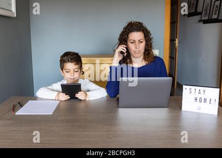 Concetto di lavoro da casa e da casa educazione familiare. Foto Stock