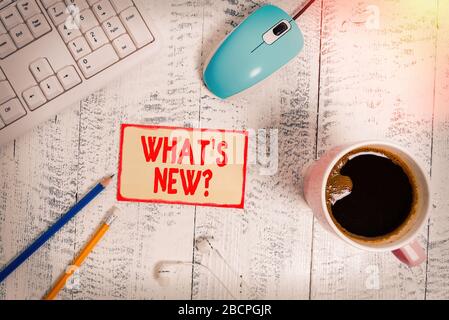 Segno di testo che mostra la domanda Novità. Business foto testo quando si chiede a qualcuno circa il suo attuale live eventi azioni dispositivi tecnologici colorati remi Foto Stock