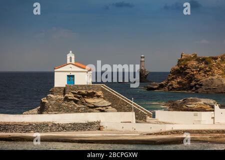 Grecia, arcipelago delle Cicladi, isola di Andros, Chora, la capitale: Panagia Thalassini. Questa piccola cappella sulla roccia è la chiesa più tipica di Andro Foto Stock