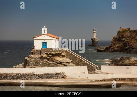 Grecia, arcipelago delle Cicladi, isola di Andros, Chora, la capitale: Panagia Thalassini. Questa piccola cappella sulla roccia è la chiesa più tipica di Andro Foto Stock