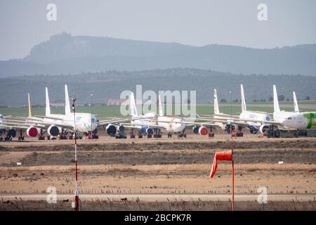 Aeromobili che detengono aeroporti per aerei che possono essere oggetto di gemiti durante la recessione dell'economia dell'aviazione a causa dell'epidemia di coronovirus. PLATA Teruel International Airport, Polígono de Tiro, Spagna, Europa, è il più grande centro internazionale innovativo dell'industria aeronautica/aerospaziale con parcheggio, manutenzione e riciclaggio di grandi aeromobili in Europa; Ha anche una scuola di volo, prove di volo e prove, aviazione generale, aviazione esecutiva, test motori, lavoro aereo, servizio di elicottero medico, droni, prototipi, progetti R e D e formazione aeronautica. Foto Stock