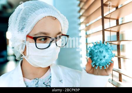 Quadro concettuale del personale medico che lotta contro il virus Corona Foto Stock