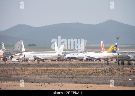 Aeromobili che detengono aeroporti per aerei che possono essere oggetto di gemiti durante la recessione dell'economia dell'aviazione a causa dell'epidemia di coronovirus. PLATA Teruel International Airport, Polígono de Tiro, Spagna, Europa, è il più grande centro internazionale innovativo dell'industria aeronautica/aerospaziale con parcheggio, manutenzione e riciclaggio di grandi aeromobili in Europa; Ha anche una scuola di volo, prove di volo e prove, aviazione generale, aviazione esecutiva, test motori, lavoro aereo, servizio di elicottero medico, droni, prototipi, progetti R e D e formazione aeronautica. Foto Stock