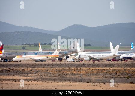 Aeromobili che detengono aeroporti per aerei che possono essere oggetto di gemiti durante la recessione dell'economia dell'aviazione a causa dell'epidemia di coronovirus. PLATA Teruel International Airport, Polígono de Tiro, Spagna, Europa, è il più grande centro internazionale innovativo dell'industria aeronautica/aerospaziale con parcheggio, manutenzione e riciclaggio di grandi aeromobili in Europa; Ha anche una scuola di volo, prove di volo e prove, aviazione generale, aviazione esecutiva, test motori, lavoro aereo, servizio di elicottero medico, droni, prototipi, progetti R e D e formazione aeronautica. Foto Stock