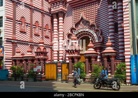 COLOMBO, SRI LANKA - 23 FEBBRAIO 2020: All'ingresso della Moschea Jami UL Alfar Masjid (Moschea Rossa) Foto Stock